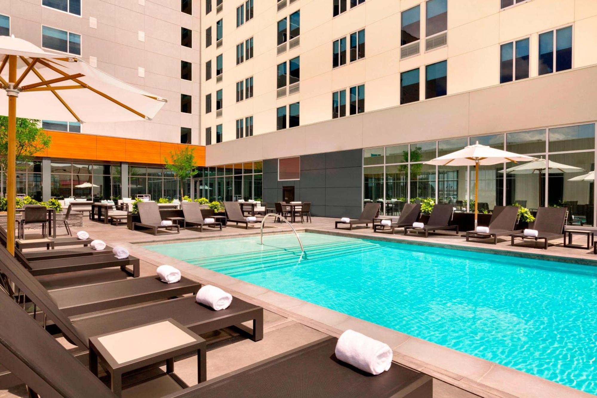 Hotel Aloft Field