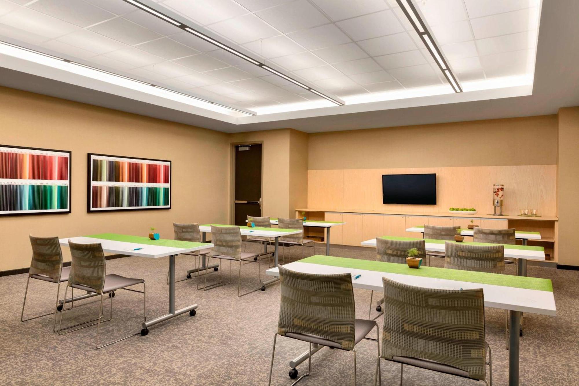 Aloft Field Hotel 3*